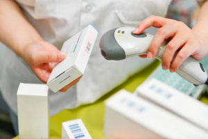 pharmacienne scannant des médicaments